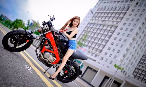 "Bỏng mắt" ngắm người đẹp Việt bên xế độc Honda Spada