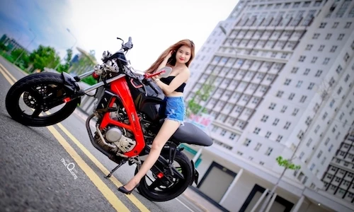 "Bỏng mắt" ngắm người đẹp Việt bên xế độc Honda Spada