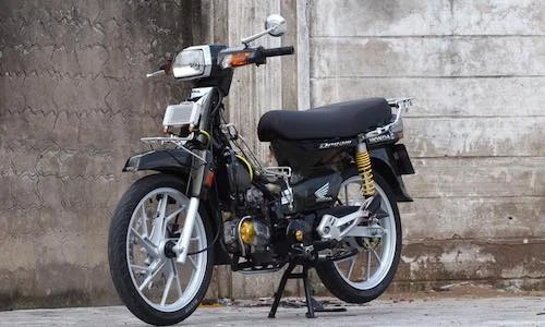 Honda Super Dream “giật kiểng” cá tính tại Sài Gòn