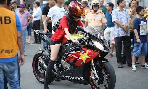 Hotgirl 9X “nài cứng” siêu môtô BMW S1000RR tại VN