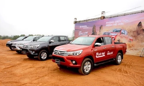 Bán tải Toyota Hilux và Isuzu D-Max “ế” tại Việt Nam