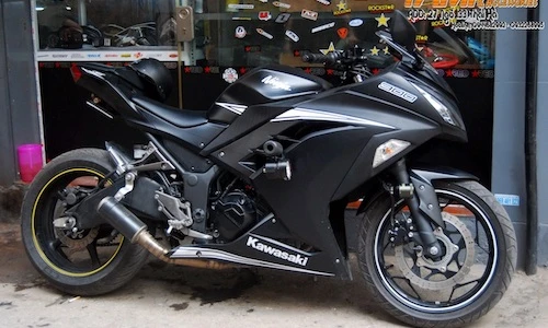 Môtô Kawasaki Ninja 300 độ “chân dài” Yamaha R6 tại Hà Nội