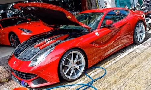 Siêu xe Ferrari F12Berlinetta phiên bản độ "cập bến" VN