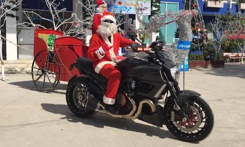 Ông già Noel Việt cưỡi “tuần lộc” Ducati Diavel khủng nhất VN