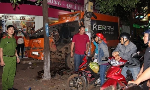 Xe chuyển phát nhanh tông ba bà cháu rồi bỏ chạy