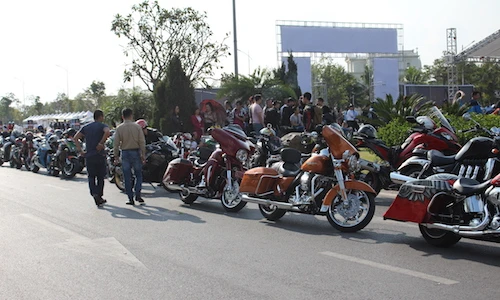 Hàng trăm môtô “khủng” họp mặt đầu năm tại Hà Nội