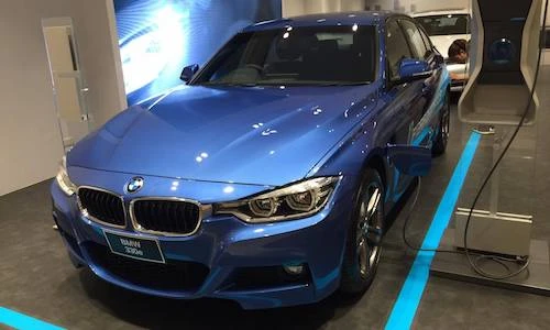 “Chạm mặt” xe xanh BMW 330e xăng-điện tại Thái Lan