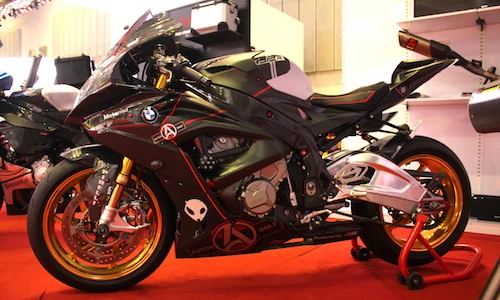 Dân chơi Sài Gòn chi 200 triệu độ siêu môtô BMW S1000RR 