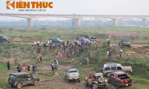 Hàng chục xe bán tải “nghịch đất, phá xe” tại Hà Nội