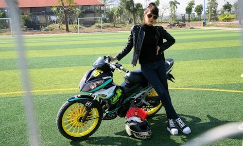 Nữ biker Việt đọ dáng bên “xế nổ” Yamaha X1R