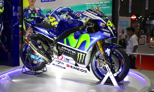 Siêu môtô Yamaha M1 giá hơn 40 tỷ đeo cờ Việt Nam