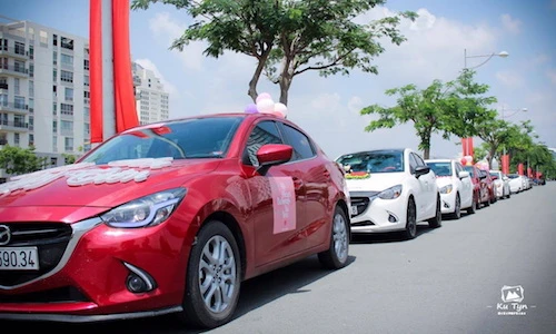 Màn cầu hôn “độc” bằng 20 xe ôtô Mazda2 tại Sài Gòn