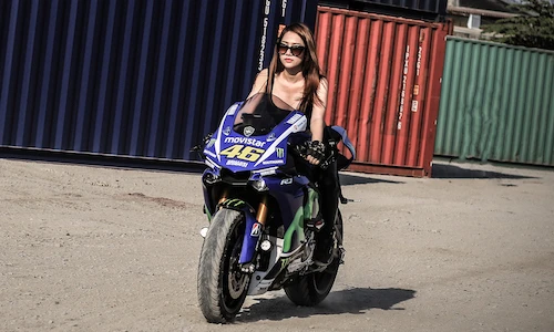 Người đẹp Việt “nài cứng” siêu môtô Yamaha R1