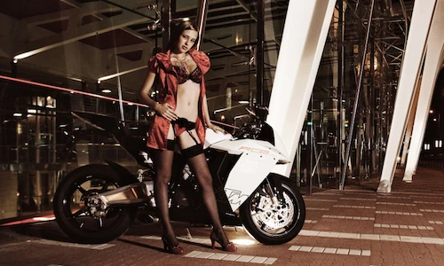 Hot girl tuổi teen, tự tin "hở bạo" bên siêu môtô KTM RC8