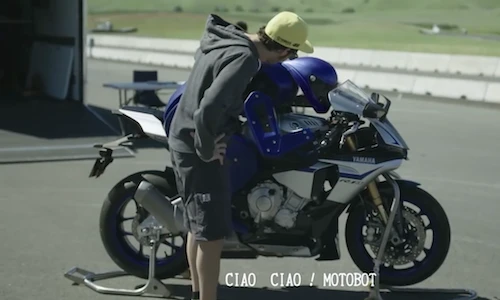 Valentino Rossi “đấu” robot Yamaha Motobot trên đường đua