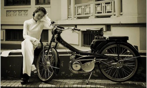 Nữ sinh Hà Nội thướt tha bên xe máy cổ Mobylette AV44 