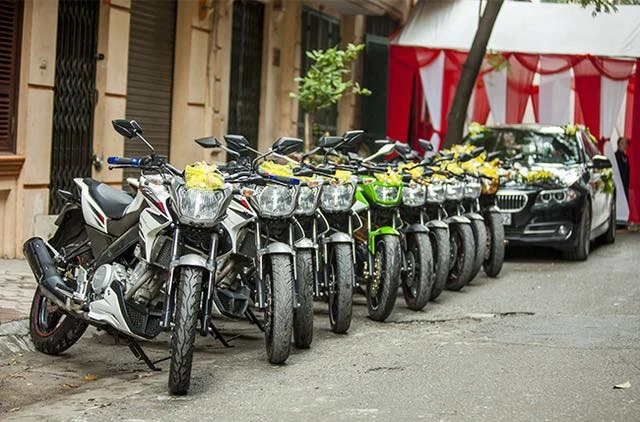 Dàn “xế nổ” Yamaha FZ150i rầm rộ rước dâu tại Hà Nội