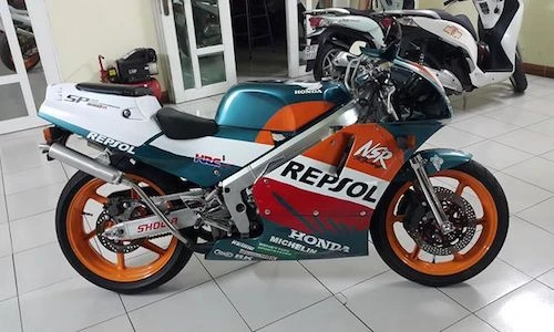 Honda NSR250R đời 1985 mới như “đập thùng” ở Sài Gòn