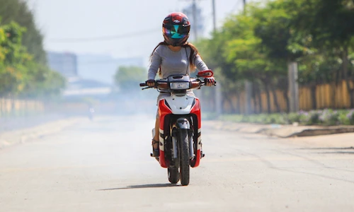 Hot girl áo dài “cầm cương” Su xì po ở Sài Gòn