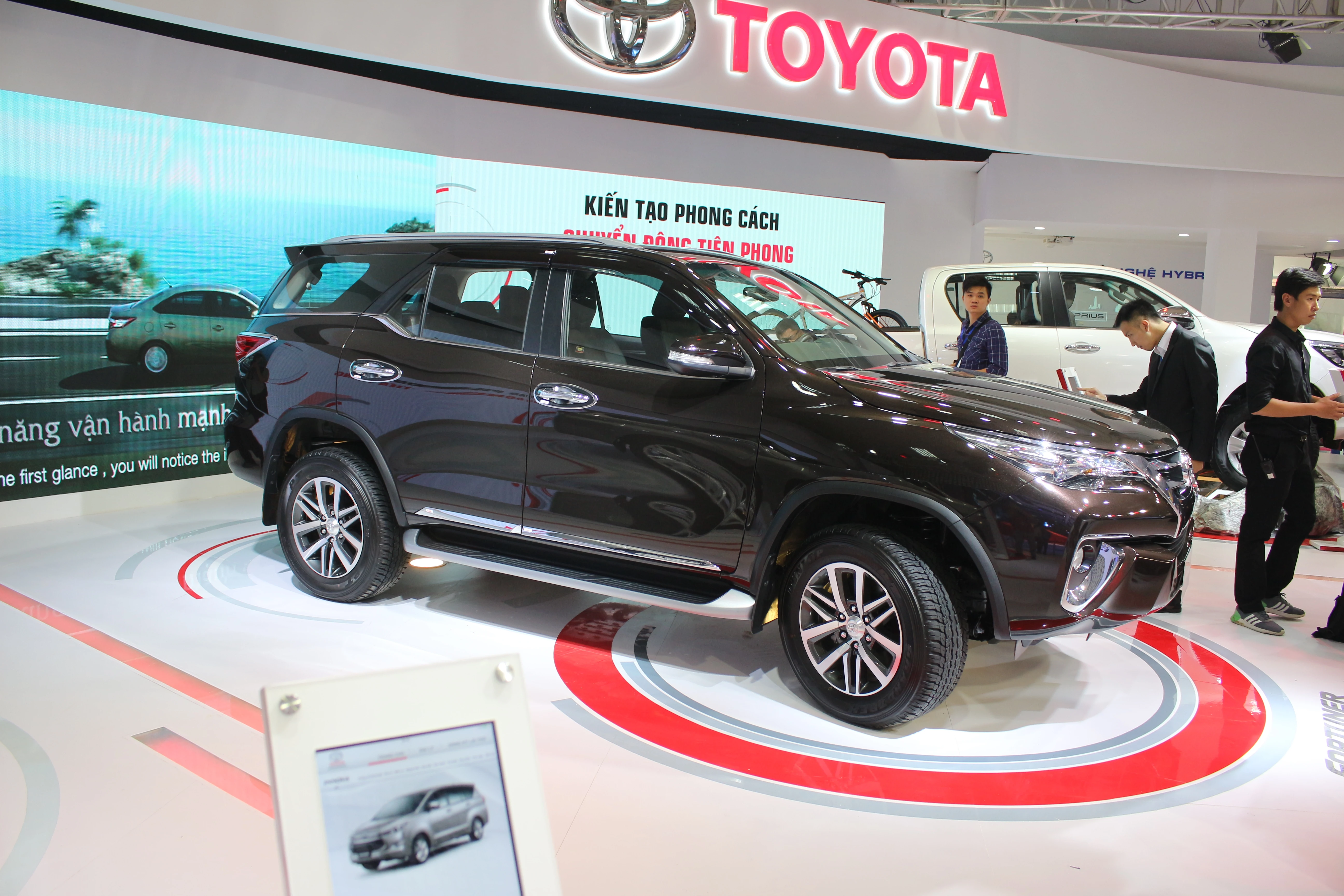 "Hàng nóng" Toyota Fortuner mới chào hàng tại VMS 2016