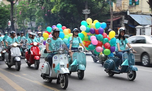 Gần 100 xe Vespa rầm rộ xuống phố Hà Thành
