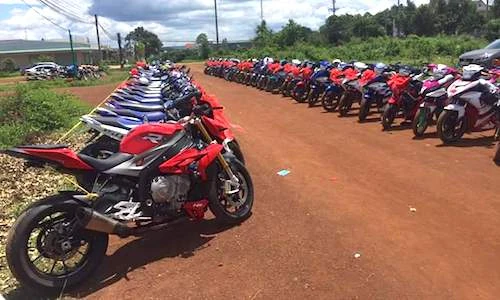 Hàng trăm xế nổ Yamaha “rồng rắn” rước dâu tại Bình Phước