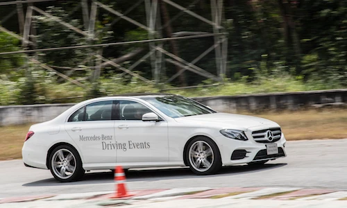 “Xào, chẻ” xế sang Mercedes như tay đua tại Hà Nội