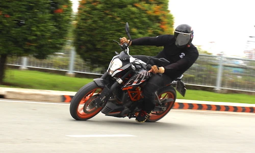 Cầm lái “xế nổ” KTM Duke 390 giá 155 triệu tại VN
