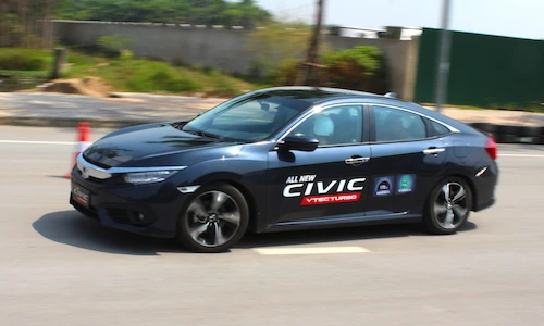 Cầm lái Honda Civic 2017 i-VTEC Turbo 1.5l tại Hà Nội
