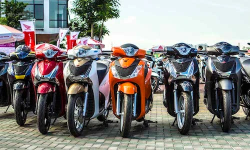 Hàng trăm xe tay ga Honda SH “rồng rắn” tại Hà Nội