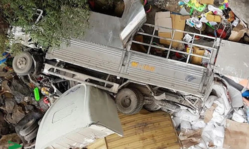 Cận cảnh hiện trường 2 xe tải đâm nhau ở Lai Châu