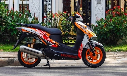 Tay ga Honda Dylan “hồi sinh” sang chảnh tại Sài Gòn