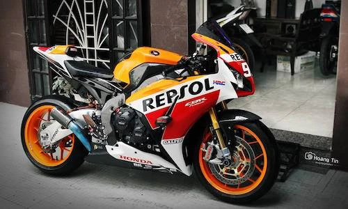 Siêu môtô Honda CBR1000RR SP độ “full đồ chơi” tại Sài Gòn