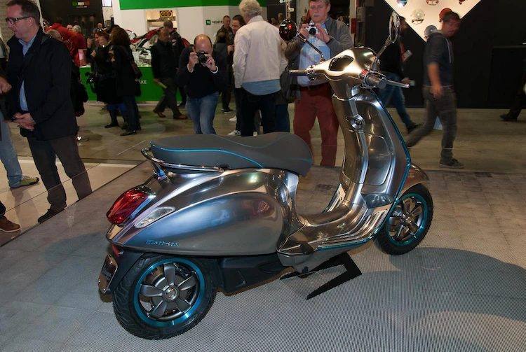 "Soi" trước xe tay ga chạy điện Piaggio Vespa Elettrica