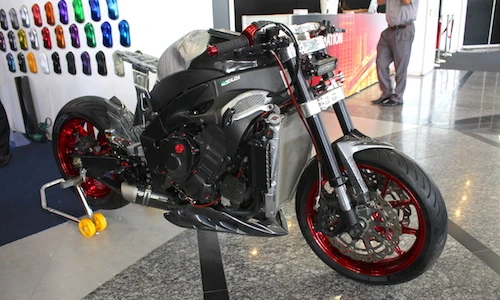 Dân chơi Tây độ siêu môtô Yamaha R1 "khủng" ở ta