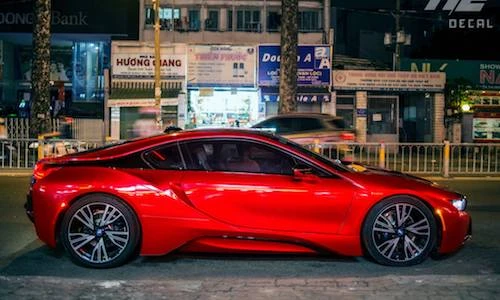 Siêu xe BMW i8 giá 7 tỷ đổi màu độc tại Sài Gòn