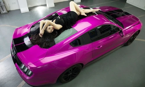 Chân dài Châu Á "đè chết" cơ bắp Mỹ - Ford Mustang