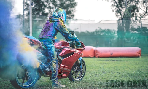 Ducati 899 Panigale "siêu ngầu" cùng stunter Việt