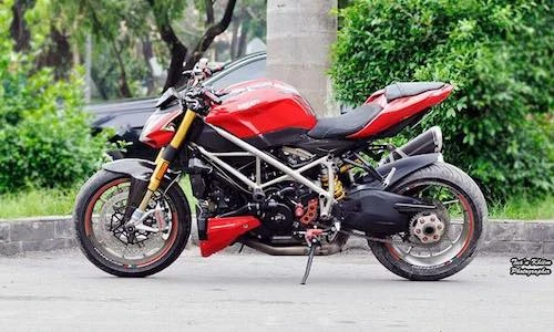 Biker Sài Gòn lên “full đồ hiệu” cho Ducati Streetfighter S