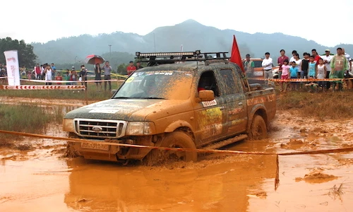 Hàng trăm “dân chơi” đội mưa, lội bùn phá xe tại Hà Nội