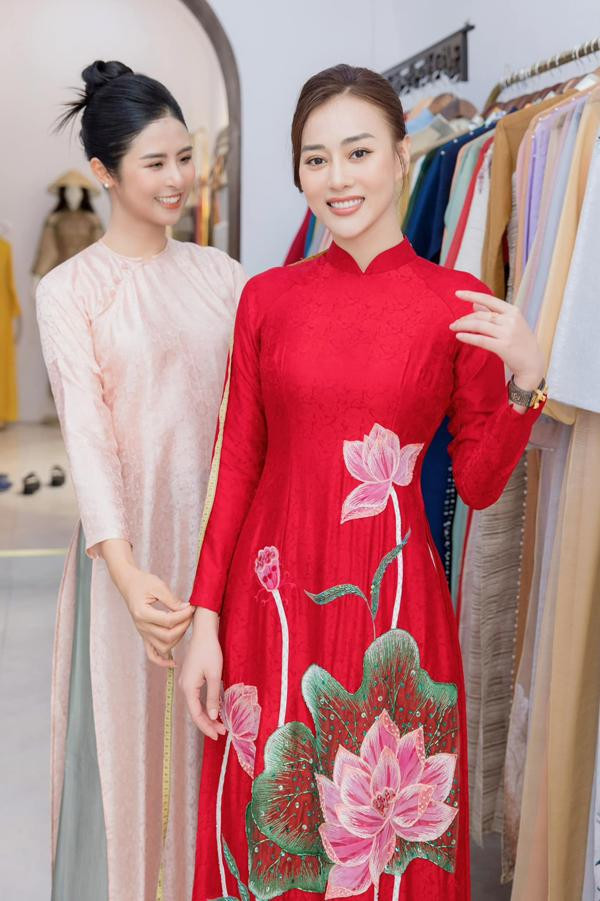 Ngọc Hân nói về thiết kế bị chê "bia mộ" trong đám hỏi Phương Oanh Ngoc Han noi ve thiet ke bi che