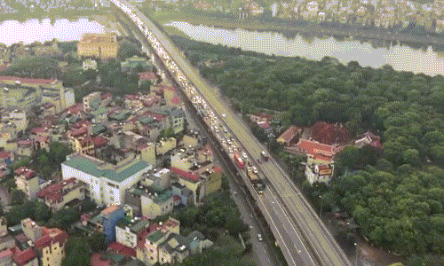 Hình ảnh hai chiếc xe chạy dàn hàng ngang gây phẫn nộ dư luận.