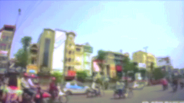 Người mẹ chở theo hai con đi ngược chiều va chạm phải ô tô.