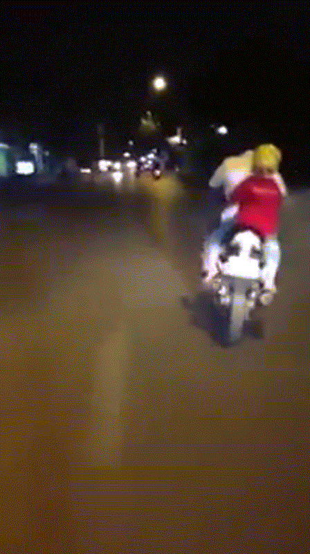 Mặc dù đang chở theo cậu con trai phía sau xe máy nhưng ông bố vẫn liên tục lạng lách, đánh võng trên đường rất nguy hiểm.
