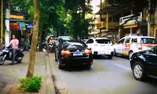 Thời điểm xảy ra sự việc trên đường đang có rất đông phương tiện tham gia lưu thông.