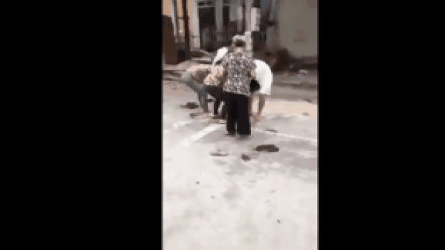 Lãnh đạo công an xã Bá Hiến cho hay, sau một thời gian theo dõi, phát hiện chồng là Nguyễn Văn Thái (trú thôn Quảng Thiện, xã Thiện Kế, Bình Xuyên) có quan hệ ngoài luồng với chị Nguyễn Thị Khánh (công nhân ở khu công nghiệp Bá Thiện) tại một phòng trọ ở làng Trại Cúp (xã Bá Hiến), sáng 3/9/2017, chị Nguyễn Thị Nhung cùng mẹ đẻ là Nguyễn Thị Nhã và em là Nguyễn Văn Tuấn, đã cùng nhau xông khu nhà trọ này kéo Khánh ra đường đánh, cắt tóc, lột quần áo.