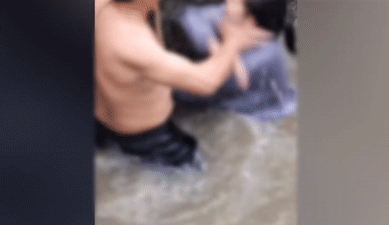 Co gai nhay song tu tu bi ong chu tat “no dom dom mat”-Hinh-3