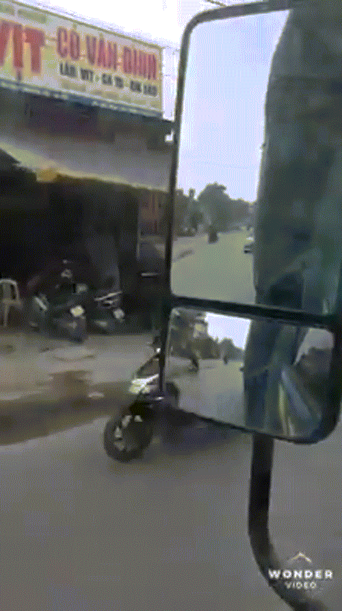 Hai thanh nien rai dinh truoc banh xe o to khai gi voi canh sat?-Hinh-2