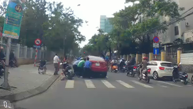 Clip: Cu ong di xe lan qua duong bi nu tai xe tong trung va cai ket xuc dong