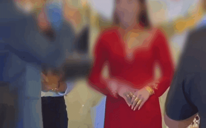 Dan mang “dung hinh” truoc dam cuoi trao hoi mon khung